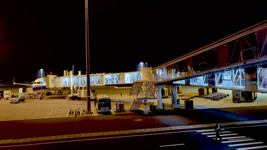 4K飞机抵达机场乘客通过廊桥下机视频素材视频