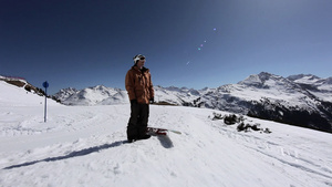 滑雪者看滑雪胜地的景色14秒视频