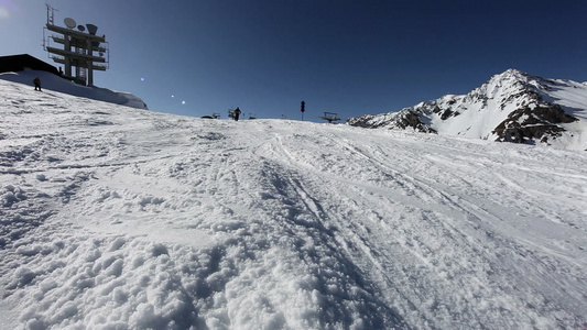 男子在滑雪胜地滑过相机视频