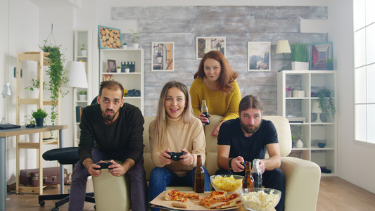 一群朋友在客厅玩电子游戏一起放松了一下视频