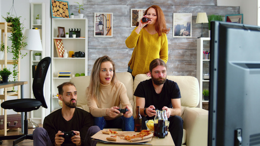 年轻人在玩电子游戏时吃薯片视频