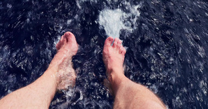 在阳光明媚的白天赤脚从船上水中下跪成年男子的脚蓝水10秒视频