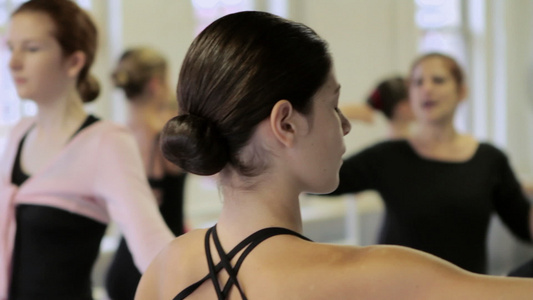 芭蕾课上练习舞蹈视频