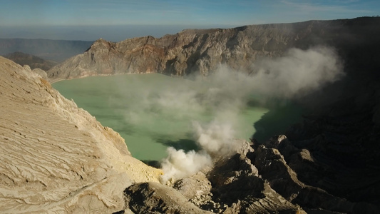 火山口硫矿开采的火山坑视频