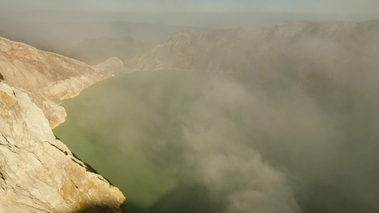 火山口硫矿开采的火山坑视频