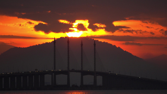 太阳带太阳的大桥宽度视频