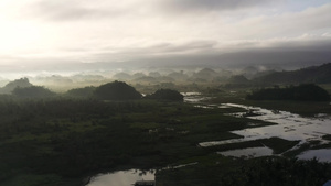 有农田和绿山的空中风景9秒视频