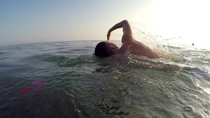 运动男子在游泳14秒视频