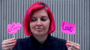 年轻女性展示的love爱的标签15秒视频