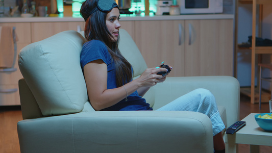 妇女在控制台上玩电子游戏视频