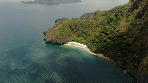 有白沙滩的百草枯岛顶层风景12秒视频