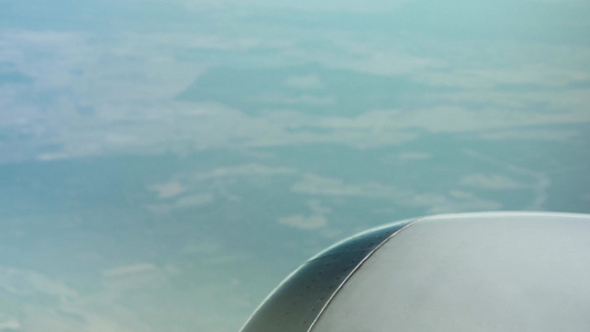 在estonia翼引擎视图上的窗口飞行视频