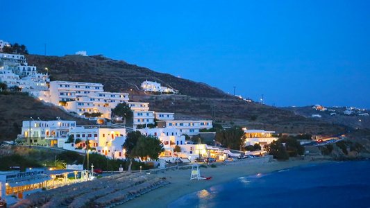 传统希腊村庄的景象白色房子在夜光下在米科诺斯岛格雷斯视频