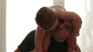 两岁的儿子坐在父亲的肩膀上16秒视频