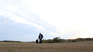 年幼的父亲和儿子在田里散步31秒视频