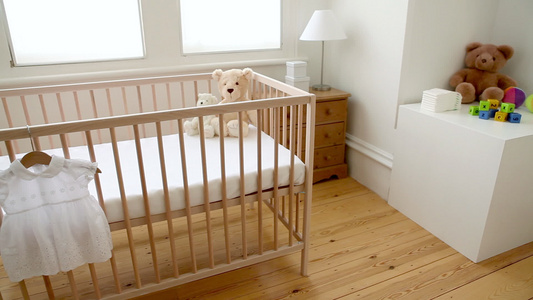 带婴儿床的婴儿卧室视频