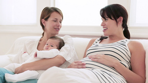 抱着女婴的母亲和怀孕的朋友说话44秒视频