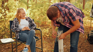 父亲和女儿少年在秋天的森林里进行家庭野餐男子在乡村22秒视频