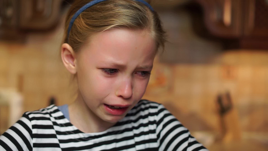 金发女孩哭着眼泪的金发女孩在家中厨房里被冒犯的脸掉下来视频