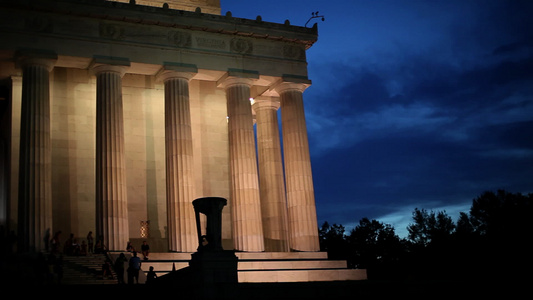 夜间照明的林肯纪念堂视频