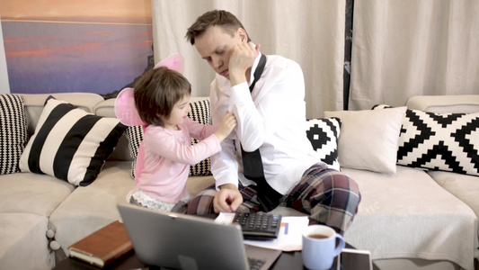 小女儿帮爸爸系上衣服帮助父亲系上衬衫视频