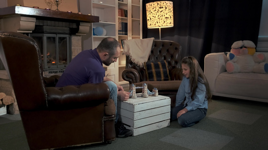 家庭时间爸爸和女儿一起玩耍做三维桥牌视频
