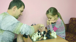 爸爸和女儿下棋31秒视频
