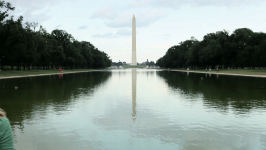 反射池和华盛顿纪念碑的年轻女子视频