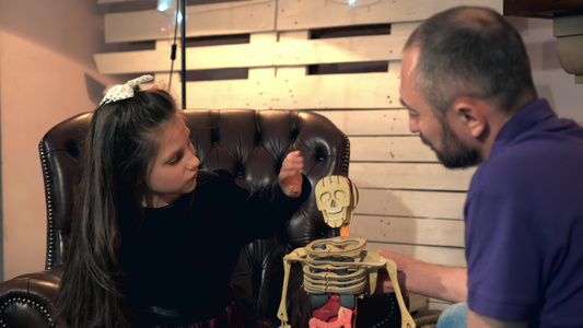 好奇的女儿问她父亲很多关于人体结构的问题视频