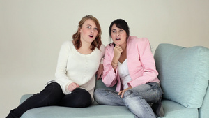 两个女性朋友坐在一起大笑27秒视频