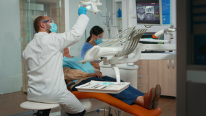 诊所牙医和护士在给病人看牙18秒视频