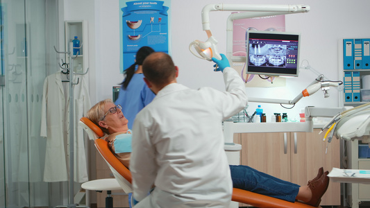 病人躺在椅子上坐在牙医面前看着镜子的表情视频