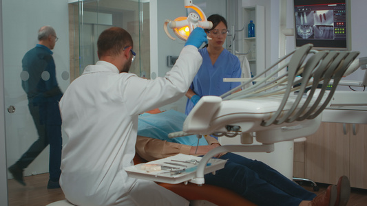 准备外科手术的牙医技师照明灯视频