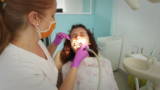使用牙科钻牙术的女牙医视频