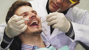 在牙科检查期间笑容的英俊青年男子10秒视频