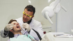 进行牙科检查的专业男性牙医12秒视频