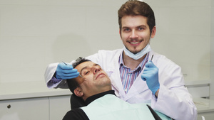 年轻男牙医在对病人进行牙科检查7秒视频