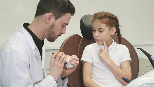一个聪明的医生告诉一个小女孩有关人类下巴结构的小孩视频
