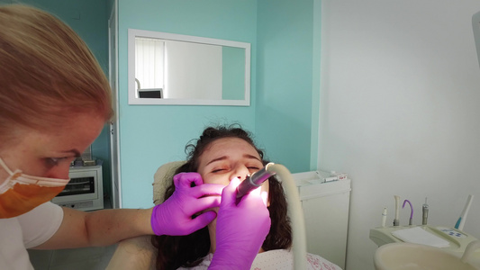 牙医办公室打扫牙齿的病人视频
