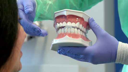 牙医显示客户的人体牙齿布局视频