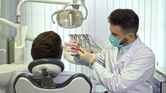 牙医教病人怎么刷牙的牙齿视频