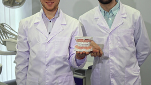 两名牙医展示了人类牙齿的布局14秒视频