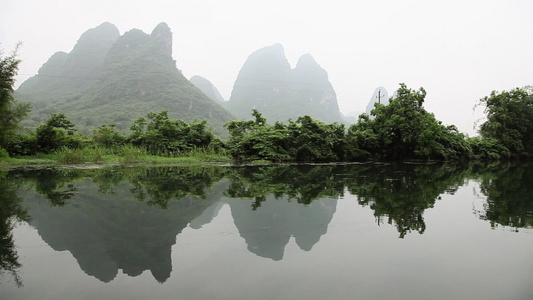 中国阳朔遇龙河和从船看的风景视频