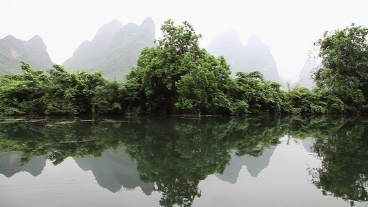 中国阳朔遇龙河和从木筏上看的风景视频