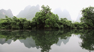 中国阳朔遇龙河和从木筏上看的风景19秒视频