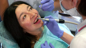 助理牙医提高客户的上嘴唇7秒视频