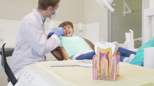 由牙医检查牙的年轻男孩有选择性地将重点放在牙齿11秒视频