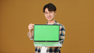 男青年展示笔记本电脑绿幕11秒视频