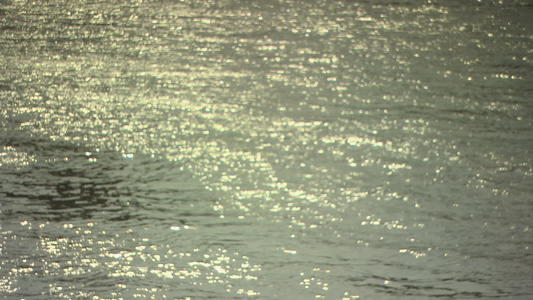 流动在泰晤士河的水视频
