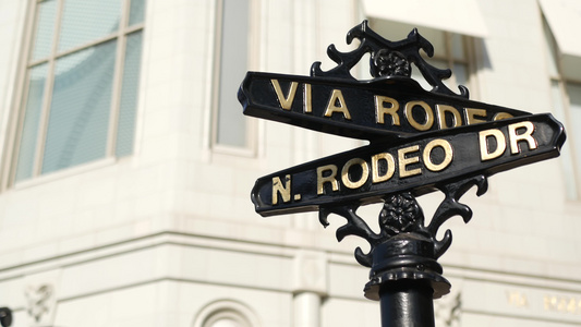 世界著名的罗迪欧大道标志十字街标志比佛利山庄的十字路口视频